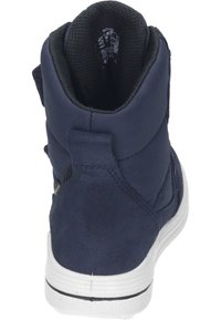 Navyblauwe hoge sneaker met gewatteerde kraag, textuurstof en witte rubberen zool. Beschikt over een klittenbandsluiting en platte veters.