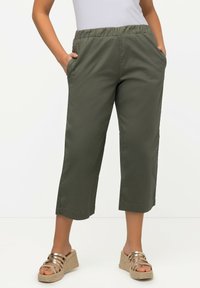Ulla Popken 7/8 RUBY GENOUX PRÉFORMÉS JAMBES DROITES CEINTURE ÉLASTIQUE - Kalhoty - olive
