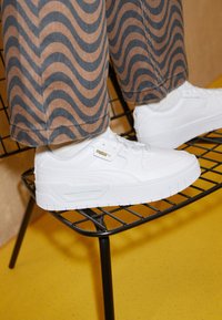 Non sélectionné, white
