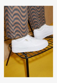 Non selezionato, white