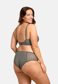 Ensemble de lingerie vert olive comprenant un soutien-gorge légèrement rembourré avec des accents en dentelle et une culotte taille mi-haute assortie avec des panneaux en dentelle sur les côtés.