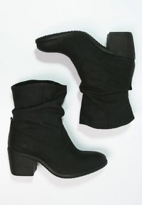 Botas negras hasta el tobillo con un diseño arrugado, fabricadas en material suave, con un tacón cuadrado y un sutil detalle de costura.