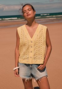 Next REGULAR FIT - BRODERIE - Weste - yellow