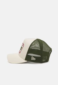 New Era SCRIPT PATCH TRUCKER UNISEX - Cappellino - cream