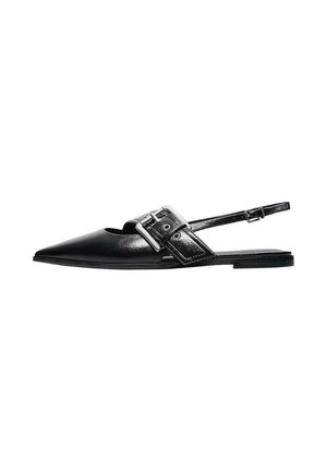 Zwarte platte sandaal met puntige neus, grote zilveren gesp en verstelbare slingback-band, glad leren bovenwerk en dunne zool.