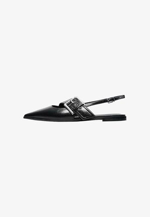 Sort spids flad sandal med stor sølvspænde og justerbar slingback-rem, glat læderoverdel og tynd sål.