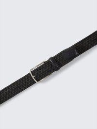 Cintura in tessuto intrecciato nero con fibbia metallica rettangolare e dettagli in pelle. Presenta una tessitura stretta e una superficie liscia.