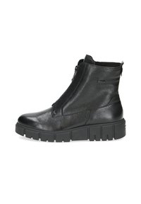 Botín de tobillo de cuero negro con superficie texturizada, cremallera lateral y suela de goma negra gruesa. Presenta un caño alto y un branding mínimo.