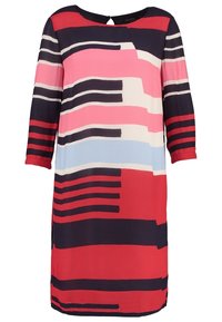 Robe à manches trois-quarts présentant un motif abstrait de rayures horizontales en rouge, rose, noir, blanc et bleu clair.