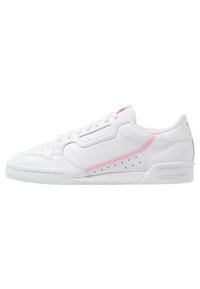 Sneakers in pelle bianca con design a bassa altezza, dotate di una striscia di accento rosa, dettagli perforati sui lati e una suola testurizzata.