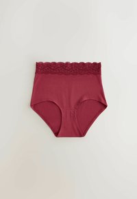 Culotte bordeaux taille haute avec une large ceinture en dentelle, design sans couture et couverture complète à l'arrière, posée à plat sur une surface pâle.