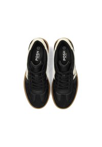 Schwarze und cremefarbene Sportschuhe mit einem strukturierten schwarzen Obermaterial, glatten Lederdetails, flachen schwarzen Schnürsenkeln und einer Gummisohle. Größe 37.