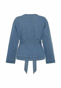 Denim jakna z pasom, dolgimi rokavi in sproščenim krojem. Svetlo modra barva z gladko teksturo in minimalnimi detajli šivov.