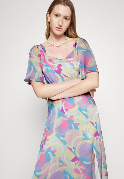 Vestido multicolorido em tecido leve, com decote quadrado, mangas curtas e um padrão geométrico de círculos e formas.