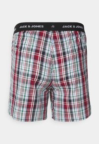 Kockás boxernadrág fekete elasztikus derékpánttal, rajta a "JACK & JONES" logóval. A minták között piros, zöld és kék kockák találhatók fehér kiegészítőkkel.
