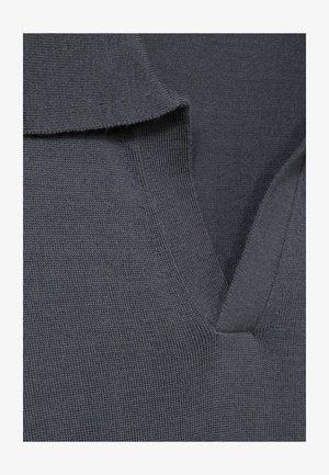 Suéter gris de punto con un diseño de escote en V, que cuenta con un acabado texturizado y cuello de canalé. La tela parece suave y flexible.