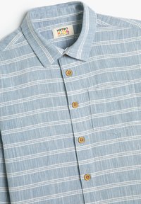Camisa de niño de manga corta en algodón de color azul claro con rayas horizontales blancas, que presenta un cuello, un bolsillo en el pecho y botones de madera.