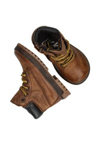 Bruine leren enkellaarzen met een gestructureerd oppervlak, gele veters, een gewatteerde zwarte kraag en robuuste rubberen zolen. Bevat twee veterogen en een zijrits.