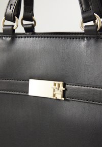 Tommy Hilfiger HERITAGE SATCHEL - Handbag - black