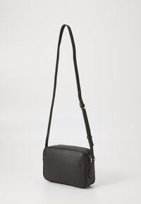 Borsa a tracolla nera in pelle con finitura testurizzata. Forma rettangolare, tracolla regolabile e chiusura con zip dorata.