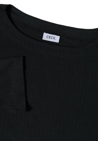 Schwarzes, geripptes Langarmshirt mit Rundhalsausschnitt und weißem Etikett "CECIL", das im Kragen eingenäht ist.