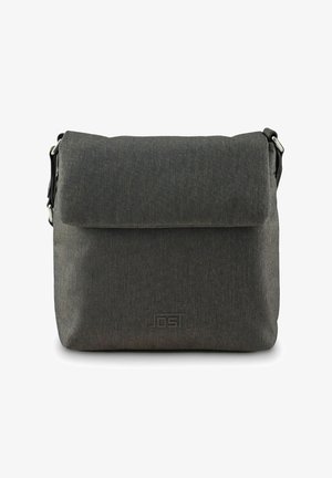 Borsa messenger grigia con pattina pieghevole, realizzata in tessuto testurizzato. Dotata di tracolla regolabile e logo in rilievo sul davanti.