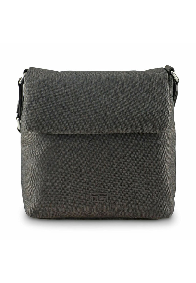 Bolso mensajero gris con tapa plegable, hecho de tela texturizada. Presenta una correa ajustable y un logotipo grabado en la parte frontal.