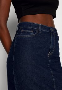 ONLY Tall ONLSOPHIE MIDI BACK SLIT SKIRT - Krilo iz džinsa - dark blue denim