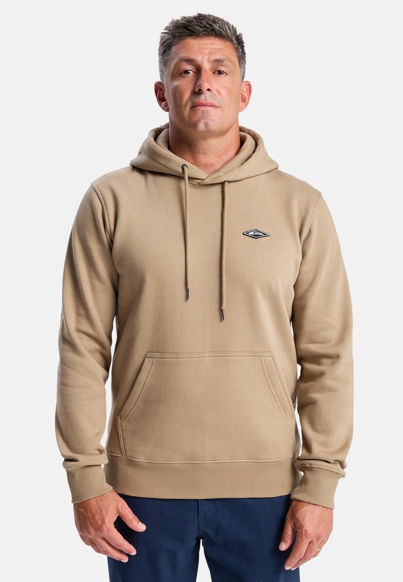 Beige hoodie met een voorzak in kangoeroestijl, een trekkoordcapuchon, ribgebreide manchetten en een klein logo op de borst. Zacht, textuurstof.