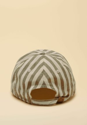 Gestreifte Baseballkappe in Beige und Weiß, von hinten gezeigt, mit verstellbarem Riemen und Knopfdetail vor einem schlichten beigen Hintergrund.