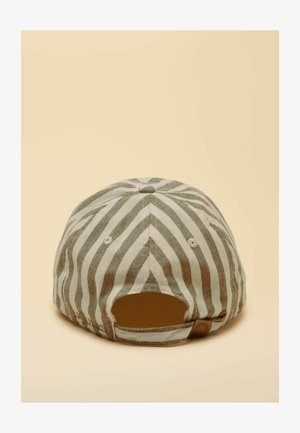 Gestreifte Baseballkappe in Beige und Weiß, von hinten gezeigt, mit verstellbarem Riemen und Knopfdetail vor einem schlichten beigen Hintergrund.