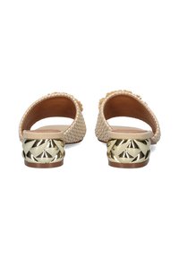 Zapatos beiges de tela trenzada, tipo slip-on, con un bajo tacón dorado estampado y decoraciones. Interior suave y material exterior texturizado.