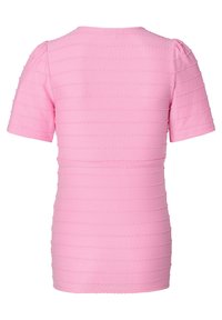 Růžový top s krátkými rukávy a kulatým výstřihem. Texturovaný vodorovnými pruhy a s mírně nařasenými rukávy. Hladká tkanina, přiléhavý střih.