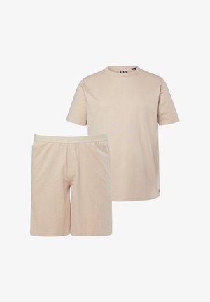 Beiges T-Shirt mit kurzen Ärmeln und passenden beigen Shorts auf weißem Hintergrund dargestellt.