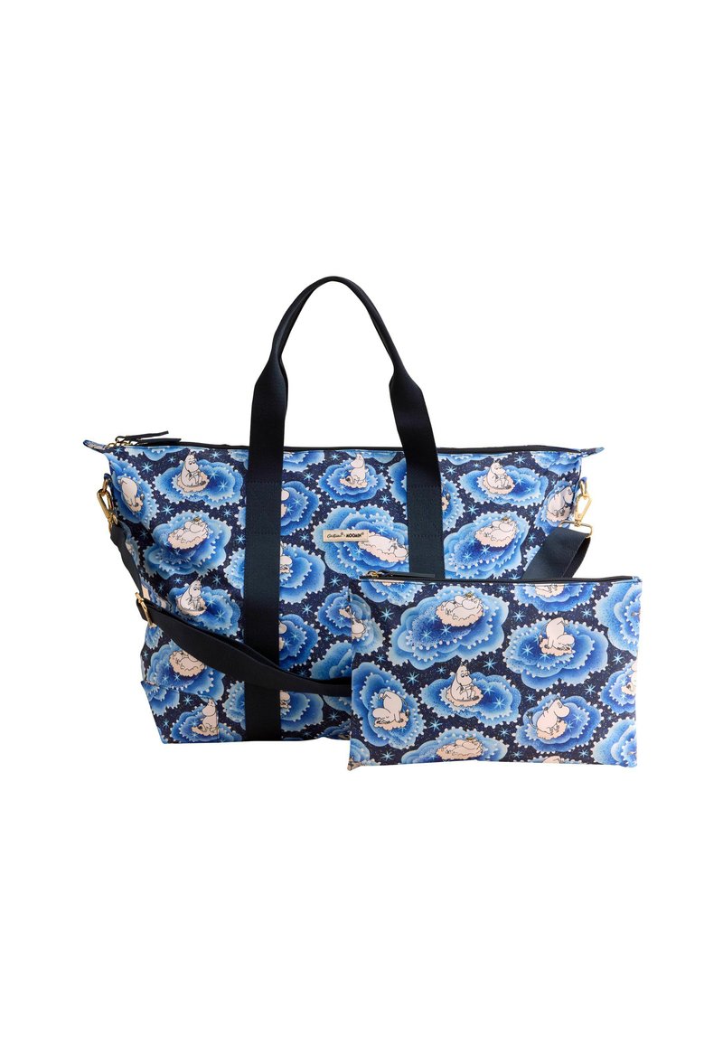 Zils auduma iepirkumu soma ar ziedu rakstu, kas satur gaišus zīmējumus, melnas rokturus un atbilstošu rāvējslēdzēja somiņu.