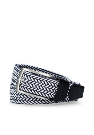 Granatowy i biały pleciony pasek materiałowy z srebrną metalową klamrą i czarnym skórzanym zakończeniem, zwinięty na białym tle.