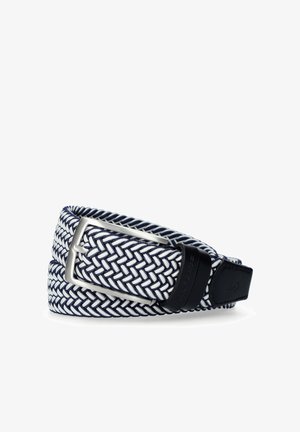 Granatowy i biały pleciony pasek materiałowy z srebrną metalową klamrą i czarnym skórzanym zakończeniem, zwinięty na białym tle.