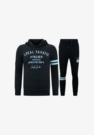 Zwarte hoodie- en joggingset. De hoodie heeft tekst aan de voorkant en lichtblauwe strepen op de mouwen. De joggers hebben lichtblauwe accenten en logodetails.
