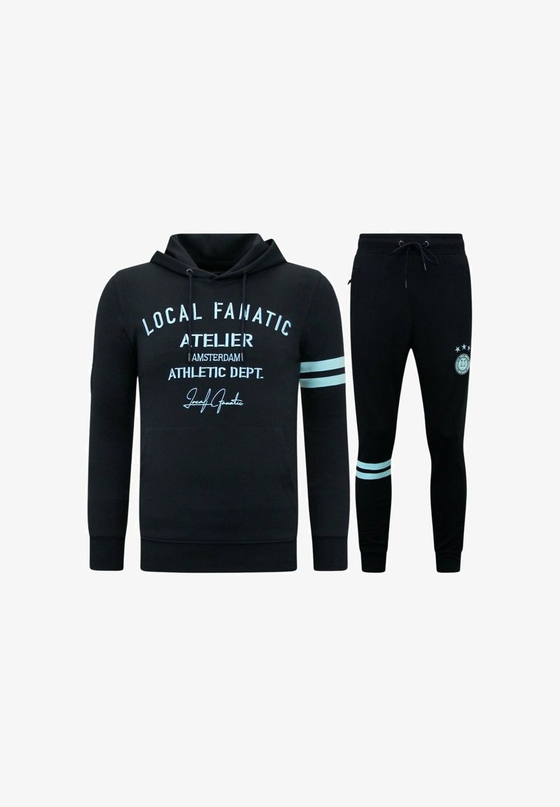 Zwarte hoodie- en joggingset. De hoodie heeft tekst aan de voorkant en lichtblauwe strepen op de mouwen. De joggers hebben lichtblauwe accenten en logodetails.
