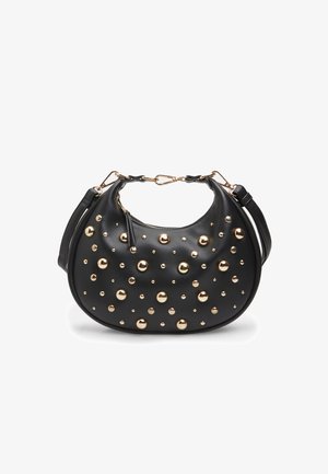 Sac à main noir en forme de croissant avec des clous dorés arrondis et une bandoulière réglable.