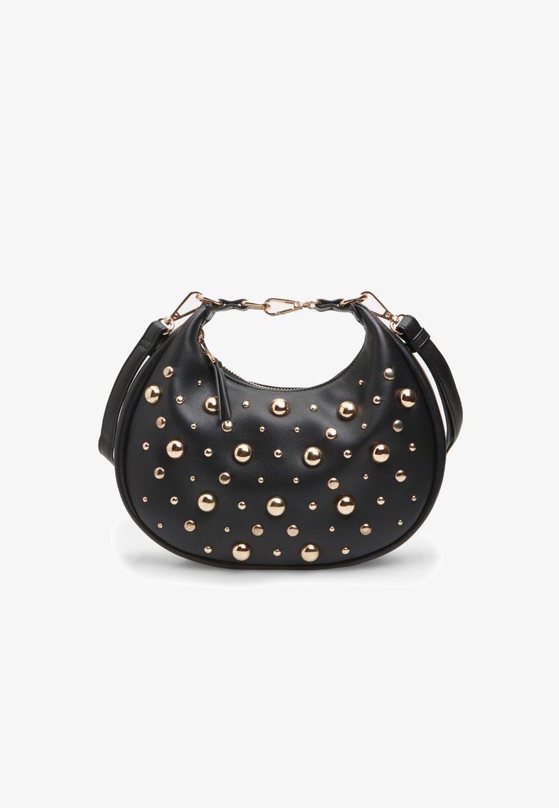 Sac à main noir en forme de croissant avec des clous dorés arrondis et une bandoulière réglable.