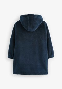 Mörkblå fleecehuva med en mjuk, texturerad yta, utrustad med huva och vida ärmar, designad för komfort och värme.