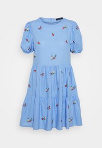 Vestido de manga corta azul claro con falda en capas y pequeñas flores bordadas en rojo, blanco y amarillo dispersas por la tela.