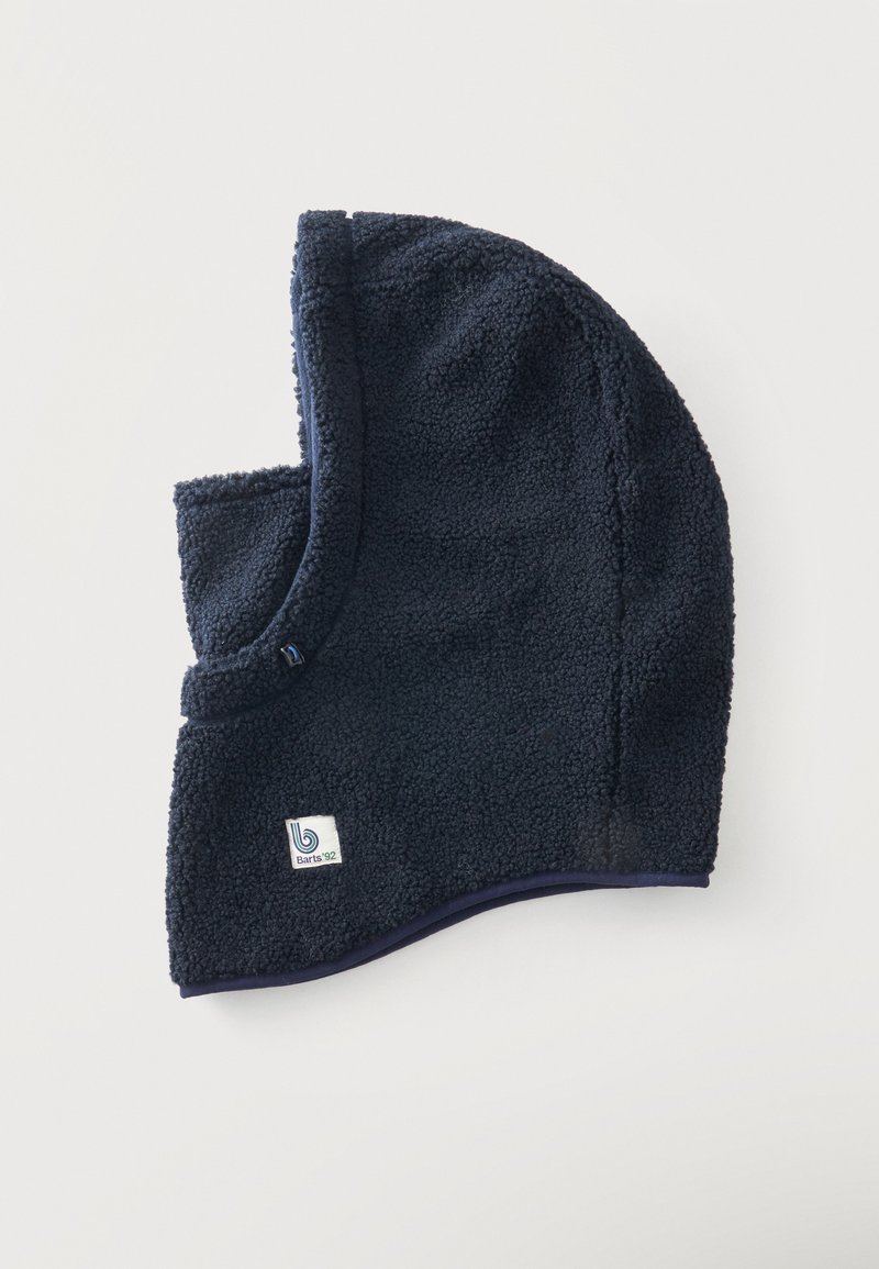 Σκούφος μπαλακλάβα από fleece σε ναυτικό μπλε χρώμα με λογότυπο Barts '92 στο πλάι, σχεδιασμένος για ζεστασιά και πλήρη κάλυψη κεφαλιού.