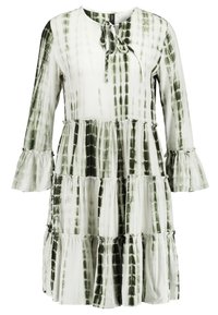 Långärmad klänning i vit och grön tie-dye med rund halsringning, dragsko och flerlagers volangkjol. Mjukt, lätt tyg.