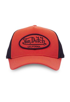 Casquette rouge avec un visière courbée, dotée d'un dos en mesh bleu marine. Logo brodé "Von Dutch California" en bleu marine. Texture lisse avec des détails de couture.