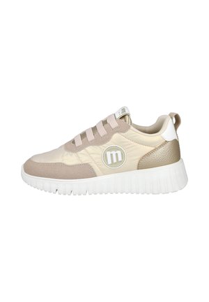 Zapatilla deportiva beige clara con suela blanca y gruesa, parte superior de tela y ante, logo redondo en el lateral y lengüeta en el talón.