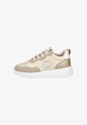 Zapatilla deportiva beige clara con suela blanca y gruesa, parte superior de tela y ante, logo redondo en el lateral y lengüeta en el talón.