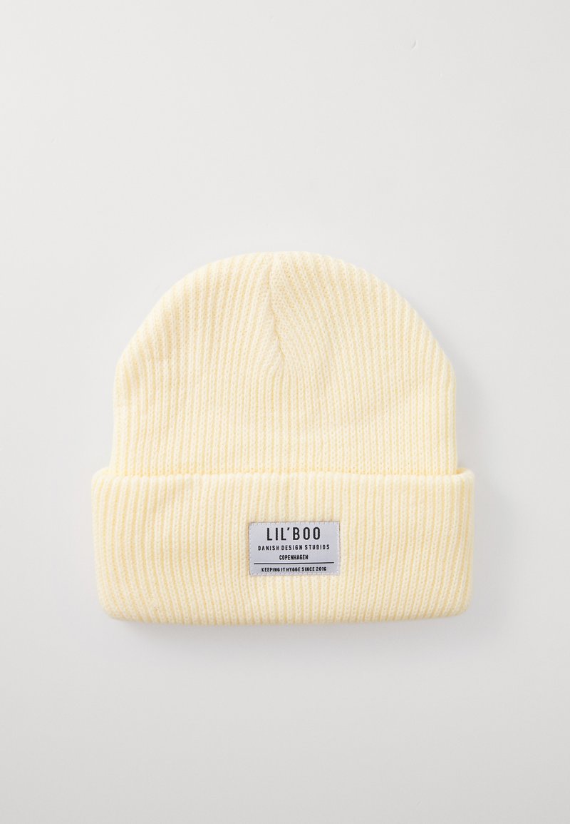 Berretto in maglia a coste giallo con risvolto e un'etichetta rettangolare del marchio con testo nero. Materiale: tessuto morbido e elastico.