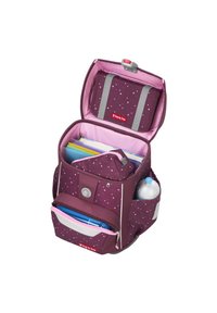 Lila Rucksack mit Sternenmuster, grauen Akzenten und pinkem Innenfutter. Verfügt über mehrere Fächer und Seitenfächer für eine Wasserflasche.